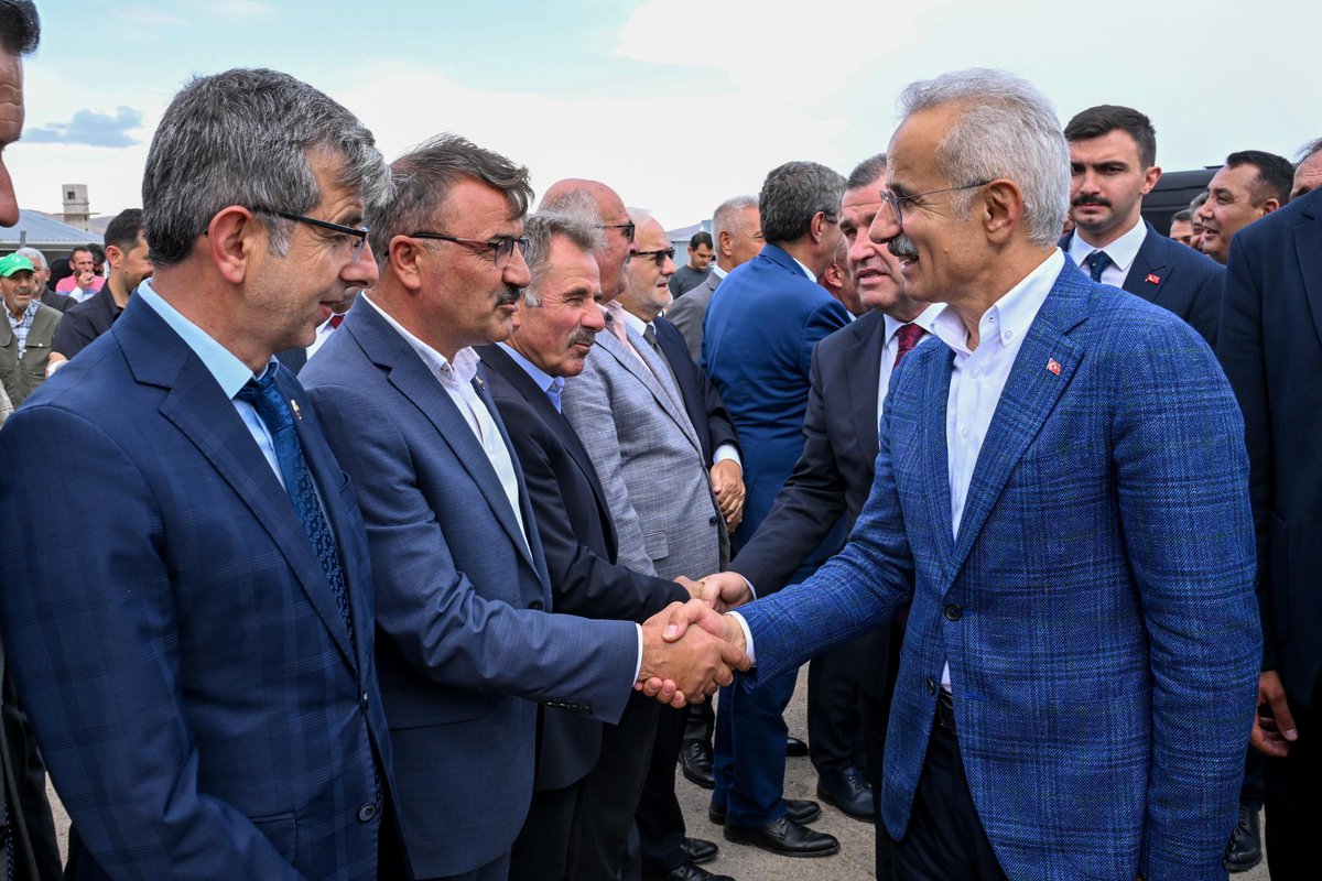 a_uraloglu's tweet photo. 📍Gümüşhane

✈️ Bayburt-Gümüşhane Bölgesel Havalimanı İnşaatı çalışmalarını yerinde inceleyerek yetkililerden brifing aldık ve ardından bir basın açıklaması gerçekleştirdik.

Bölgenin 5. bölgesel havalimanı olacak bu dev eserle yılda 2 milyon yolcuya hizmet verilecek.

📌 3 bin m pist, 17 bin m² terminal binası, 432 araçlık otopark ve modern tesisleriyle havalimanımız yükseliyor.

🎯 Gelecek yıl hizmete açılmasını planladığımız havalimanımız, Bayburt ve Gümüşhane’nin tarihi, doğal ve kültürel zenginliklerini dünyaya taşıyacak.

📊 Bu proje, sadece bir havalimanı değil, bölgenin sosyo-ekonomik kalkınmasına ivme kazandıracak bir gelecektir.

#TürkiyeHızlanıyor 🇹🇷