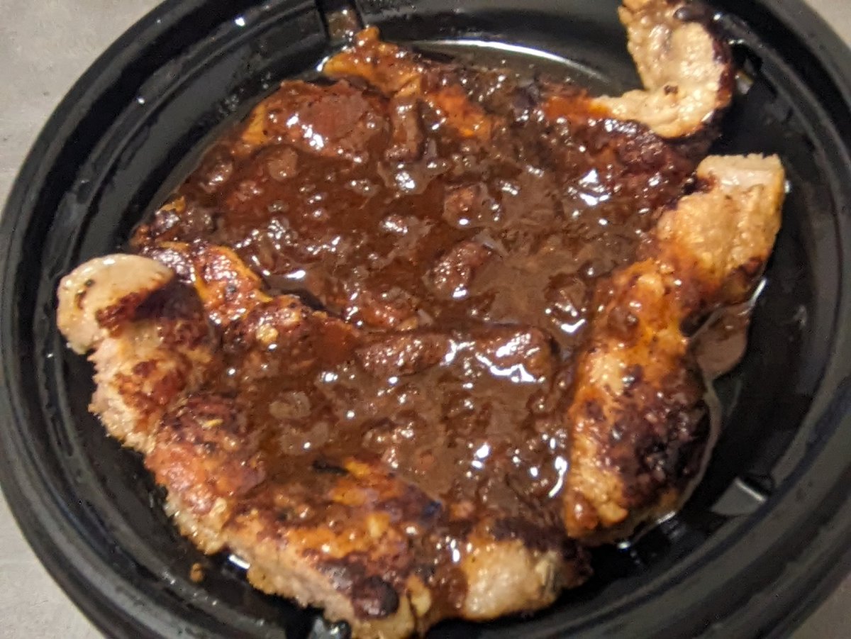 OperaPlusMika's tweet image. #松屋 「シビ辛麻辣トンテキ定食」食べてみた

正直、見た目はあまり美味しそうに見えない。シビ感はわずかにあるが、辛さはほとんど感じられず。
肉のボリュームはそれなりにあるものの、値段を考えると割高感が強い。
個人的には「コムタム風ポークライス」の方が満足度は高かった。