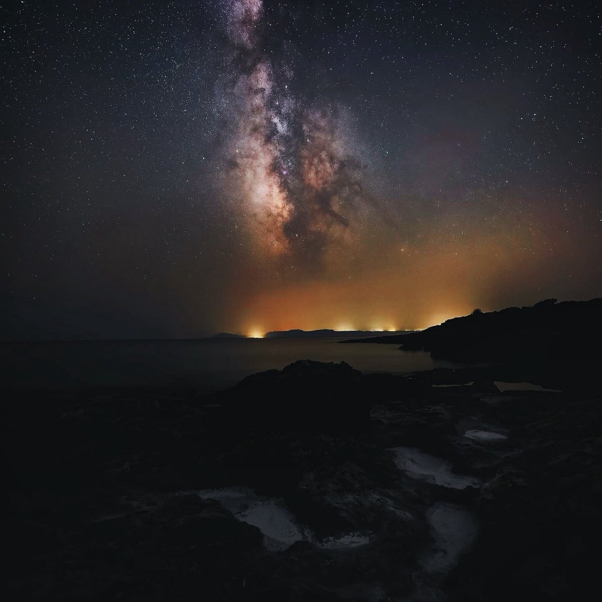 Kythira Adası’nın ışıklarına rağmen gökyüzünde yükselen Samanyolu🌌