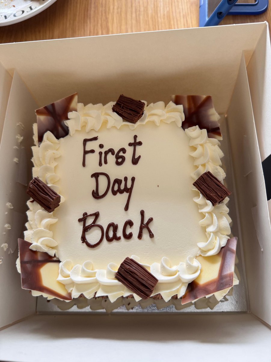 GurdGreenBear's tweet image. Any excuse for cake! #firstdaybacktoschool  🤣🤷🏻‍♀️