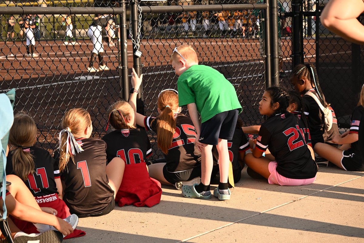Thank you Quakes Michalski 9u for being a part of our big win last night. We loved your cheers.  Dream big girls! 🩵