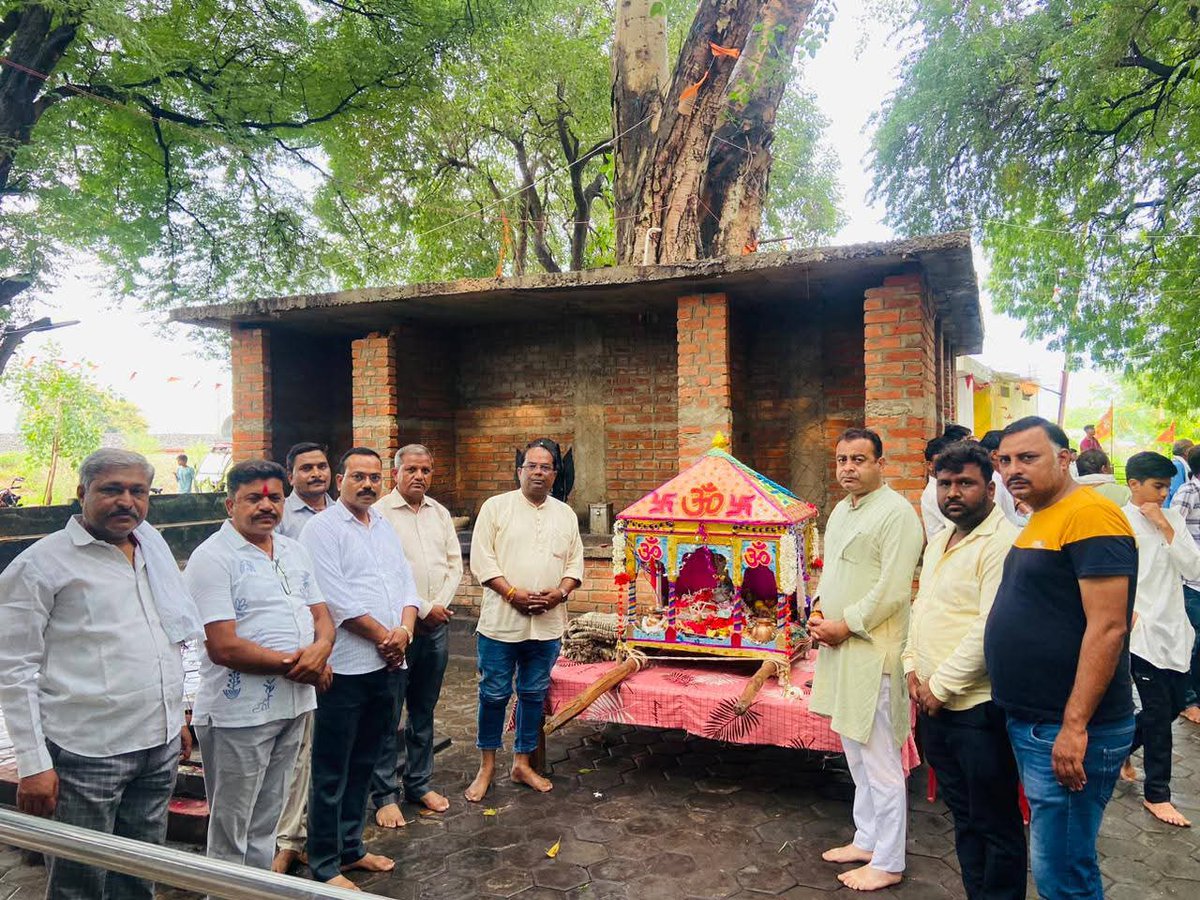 आज दमोह विधानसभा के अंतर्गत ग्राम पंचायत कुंवरपुर  खेजरा में आयोजित विमान उत्सव कार्यक्रम में हनुमान मंदिर में सम्मिलित हुआ