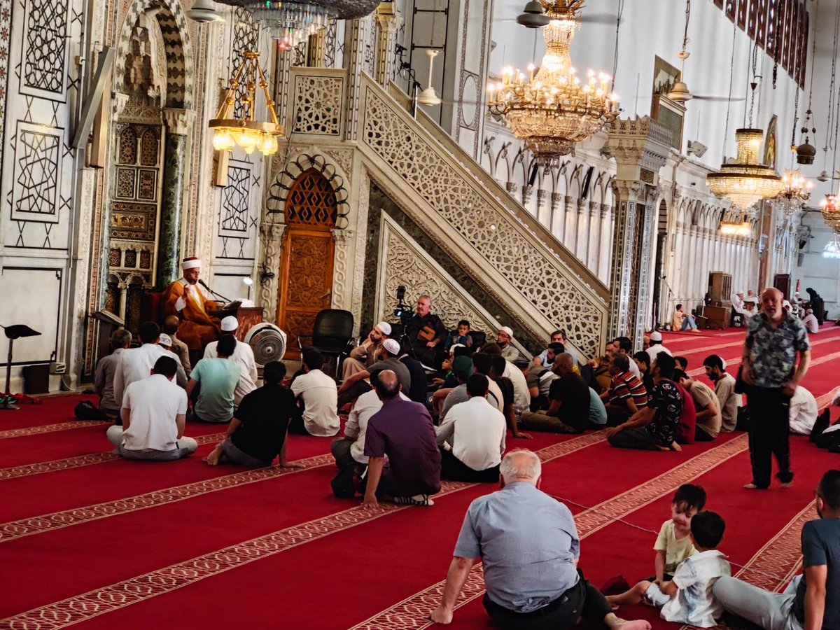 OrhanGuvel's tweet photo. Şam Emevi Camiinde devam etmekte olan ders halkalarından bir kesit. https://t.co/DLREcMGyEq