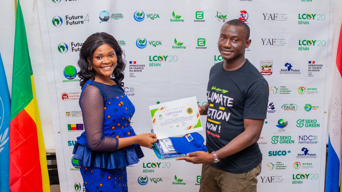 La soirée de clôture fut aussi marquée par la proclamation des lauréats du concours de politiques climatiques. Des propositions concrètes, ancrées dans nos réalités, pensées par des jeunes pour renforcer l’action climatique. La relève est là.

#LCOY20Benin #RecapJour3 #Natitingou