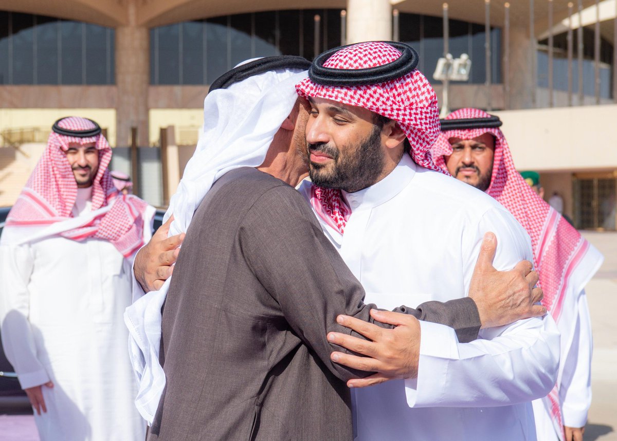 علاقة محبة وإخاء بين الأشقاء ..

عناق أخوي بين سمو #ولي_العهد الأمير #محمد_بن_سلمان و الشيخ محمد بن زايد آل نهيان رئيس دولة الإمارات .

🇦🇪 🇦🇪 🇸🇦🇸🇦