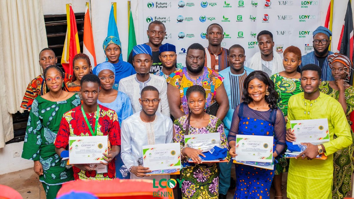 lcoybenin's tweet photo. La soirée de clôture fut aussi marquée par la proclamation des lauréats du concours de politiques climatiques. Des propositions concrètes, ancrées dans nos réalités, pensées par des jeunes pour renforcer l’action climatique.

#LCOY20Benin #RecapJour3 #JeunessePourLeClimat https://t.co/6v1VJUpRs1