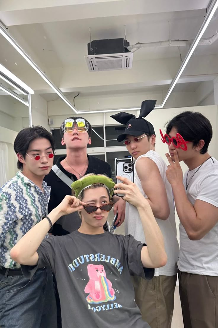 Us! Siapa kah member Oneus yang demen baca. Kalau ada yang demen baca plis kasih tau buku dari rekomendasi mereka 😩