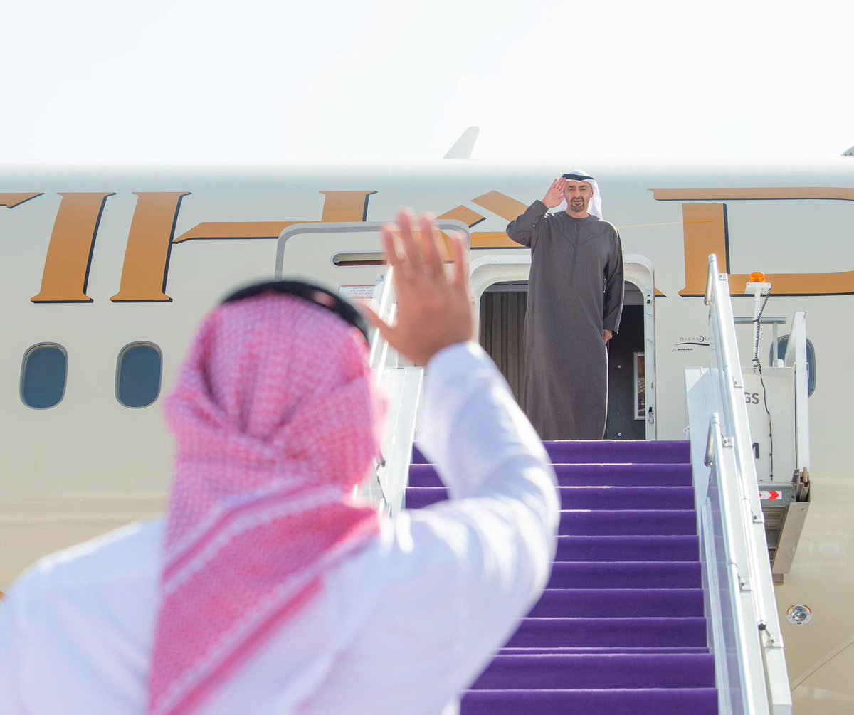 سمو رئيس دولة الإمارات العربية المتحدة يغادر الرياض وسمو #ولي_العهد في مقدمة مودعيه.