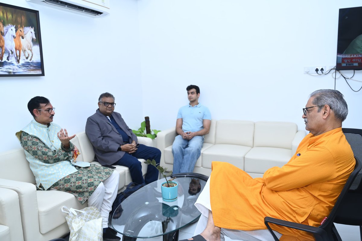 KVSinghDeo1's tweet photo. A pleasure to meet Prince Manvendra Singh Gohil of Rajpipla—an embodiment of heritage, courage, and quiet strength.

#Rajpipla #ManvendraSinghGohil #GraceInLeadership #OdishaConnect

@PrinceRajpipla https://t.co/lMQajGr08n