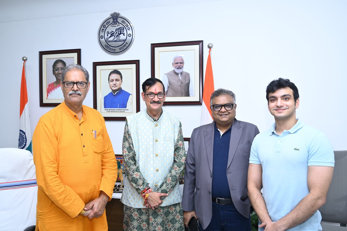 KVSinghDeo1's tweet photo. A pleasure to meet Prince Manvendra Singh Gohil of Rajpipla—an embodiment of heritage, courage, and quiet strength.

#Rajpipla #ManvendraSinghGohil #GraceInLeadership #OdishaConnect

@PrinceRajpipla https://t.co/lMQajGr08n