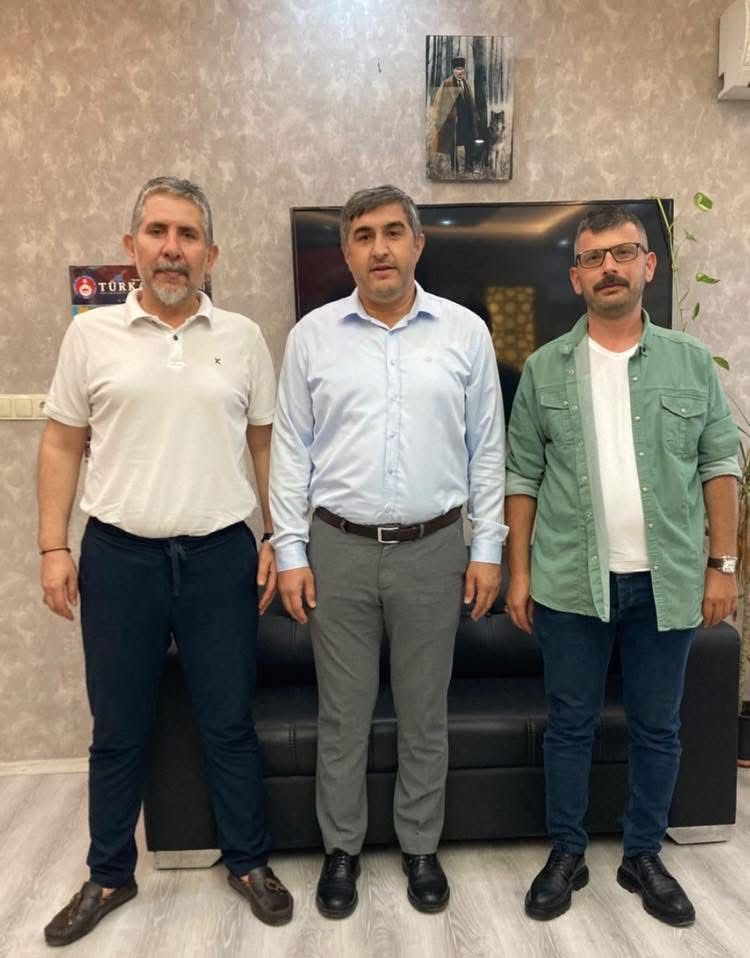 PTT Hatay Başmüdürü Hakan Aydoğmuş TÜRKAV Altınözü Temsilcimiz Şerif Adar ile birlikte İl Başkanımız Mehmet Delioğlu'nu makamında ziyaret etti, PTT çalışanlarının sorunlarının konuşulduğu verimli bir sohbet gerçekleştirildi