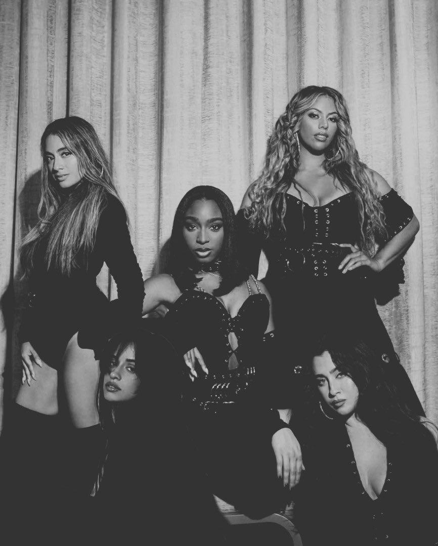 latinascabello's tweet photo. Mira el edit que hicieron las wachas me había olvidado que en este fandom están las reinas del edit las creadoras del photoshop mi familia mi factoría https://t.co/C3NDKEYQae