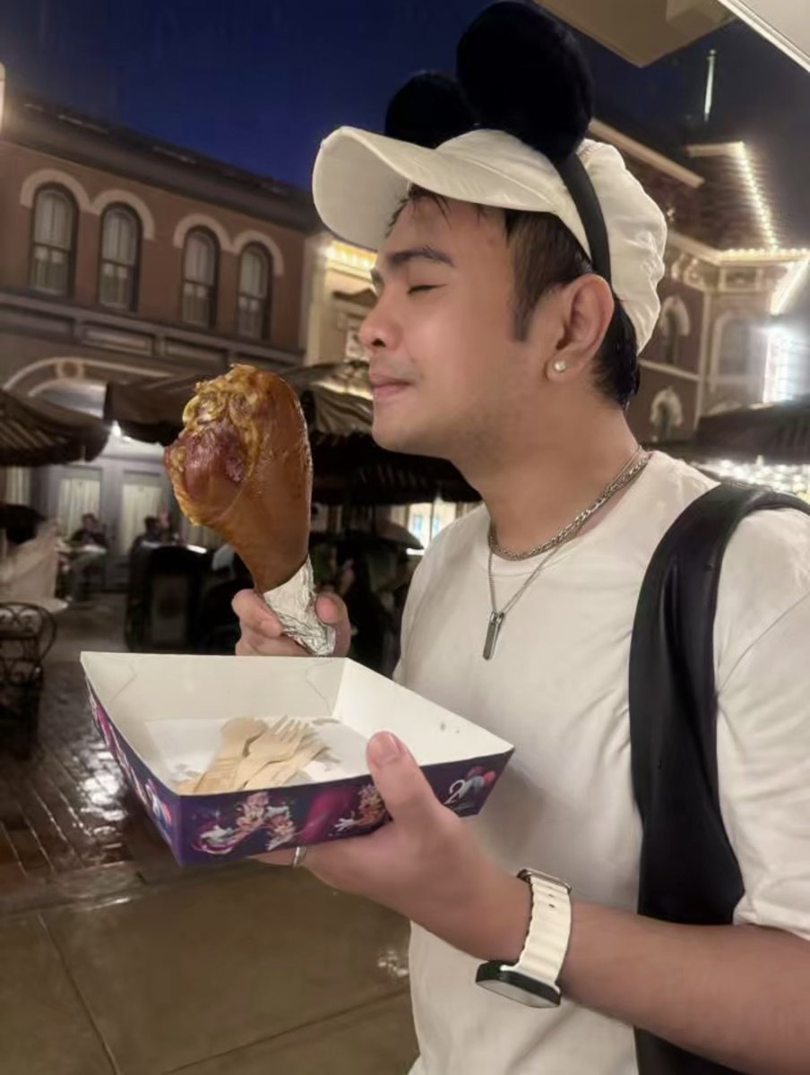 SapidaNelson's tweet image. finally!!  

#disneyland 
#turkeyleg
#HONGKONG