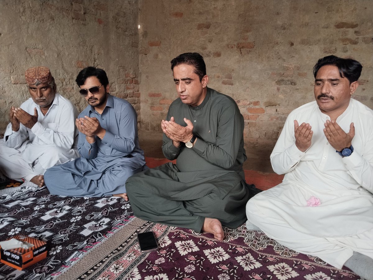 jakhrani_ilyas's tweet photo. #تنگواڻي
جنرل سيڪريٽري پي پي پي ضلع ڪشمور  محبوب ليڊر فخر ورڪر @miraltafkhoso استاد غلام قادر نندواڻي جي والدہ جي وفات تي تعزيت ڪندي ڏک جو اظھار ڪيو ساڻس اطلاعات سيڪريٽري پي پي پي ضلع ڪشمور @razamurad997 ، جنرل سيڪريٽري پي پي پي تعلقه تنگواڻي طارق عزيز سرڪي ۽ سوين ورڪر پڻ گڏ ھئا https://t.co/mmrmzJljFW