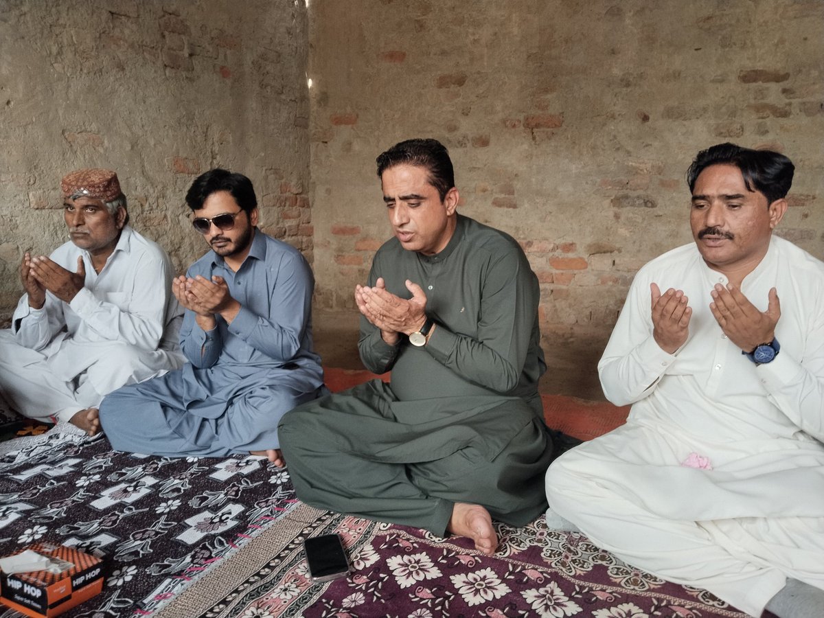 jakhrani_ilyas's tweet photo. #تنگواڻي
جنرل سيڪريٽري پي پي پي ضلع ڪشمور  محبوب ليڊر فخر ورڪر @miraltafkhoso استاد غلام قادر نندواڻي جي والدہ جي وفات تي تعزيت ڪندي ڏک جو اظھار ڪيو ساڻس اطلاعات سيڪريٽري پي پي پي ضلع ڪشمور @razamurad997 ، جنرل سيڪريٽري پي پي پي تعلقه تنگواڻي طارق عزيز سرڪي ۽ سوين ورڪر پڻ گڏ ھئا https://t.co/mmrmzJljFW