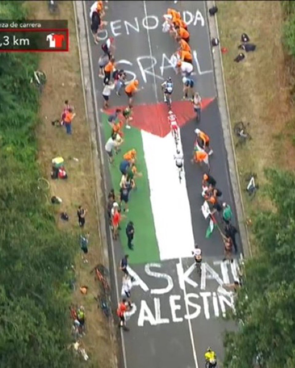 La Palestine remporte l'étape basque de la vuelta. La course est neutralisée
Une action spectaculaire qui donne suite à des dizaines d'autres depuis des mois.

La solidarité basque avec la Palestine, ses racines, son histoire, j'en parlerai bientôt dans un papier pour <a href="/OrientXXI/">ORIENT XXI</a>