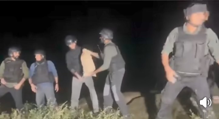 chachi_fareed's tweet image. On night overflow of river water along the  jhelum  river #floods#indian army #helpfull
#indianarmy