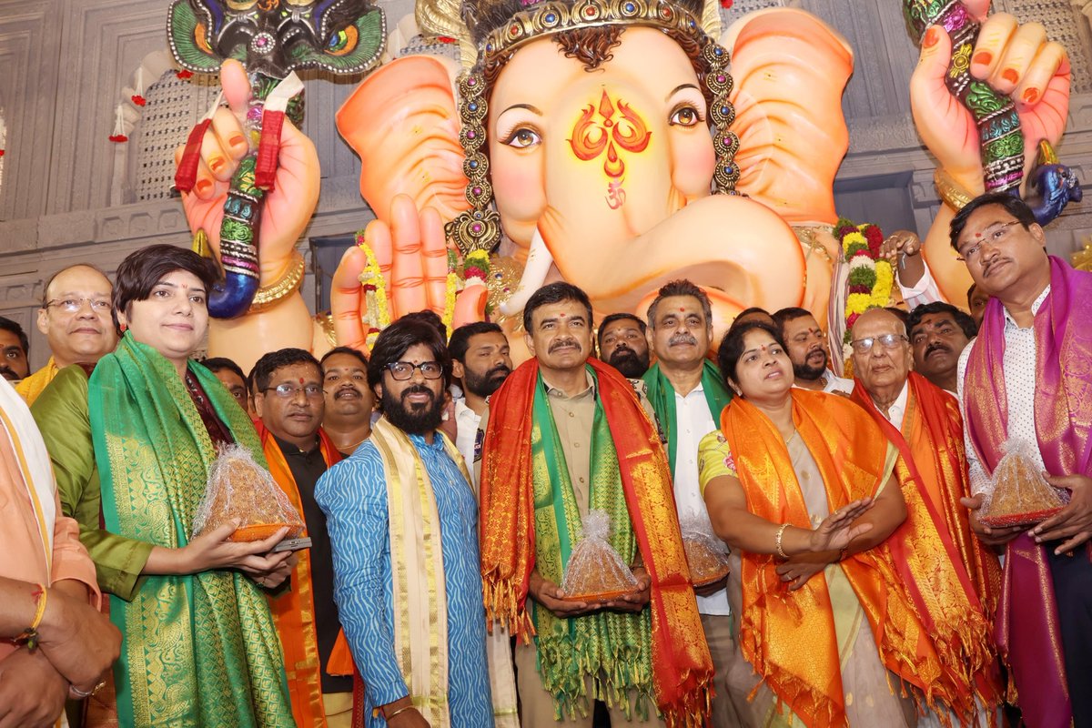 Balapur &amp; Khairatabad Ganesh processions mapped – plan your travel

✨ Hyderabad gearing up for a peaceful Ganesh Immersion Shobha Yatra on Sept 6.
👮‍♂️ Police | 🏛️ GHMC | 🏢 Revenue | 🛣️ R&amp;B | 🌉 HMDA – working in sync.

🛑 Balapur Ganesh Route
Kattamaisamma → Keshavagiri →