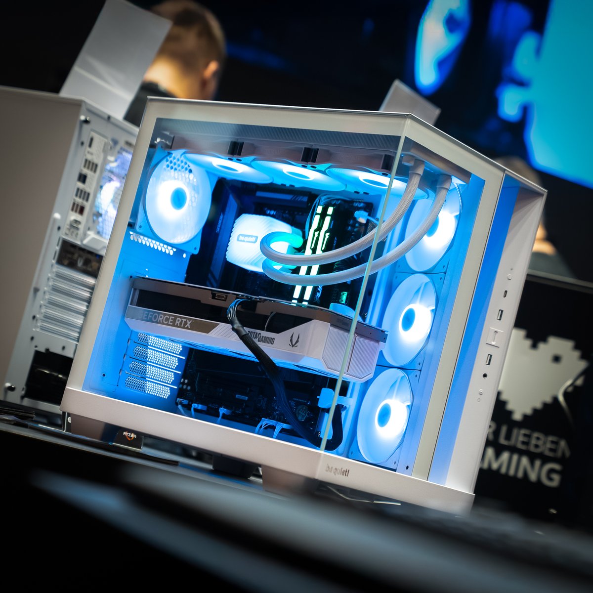 bequietofficial's tweet image. Fresh from our gamescom booth: the new Light Base 500 series!

Designed with performance, user-friendliness, &amp;amp; functionality at its core, it brings smart airflow, spacious interiors, and sleek looks to your setup.

#bequiet #LightBase500 #LightBase500LX #PCBuild #GamingSetup