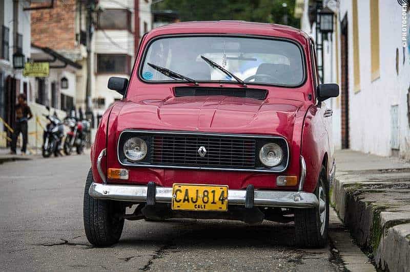 Ustedes ven un Renault 4.

Los muchachos petristas ven un magnate privilegiado, uno de los 4 mil más ricos, un potentado que toma whisky el viernes con Sarmiento y los Santodomingo.