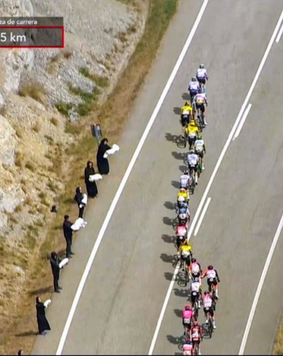 Boicot total al Estado genocida de Israel. Es una vergüenza que un equipo israelí participe en la Vuelta Ciclista a España.

Y un orgullo las miles de personas que están en las calles, plazas y carreteras expresando su apoyo al pueblo palestino y su repulsa al genocidio. 🇵🇸