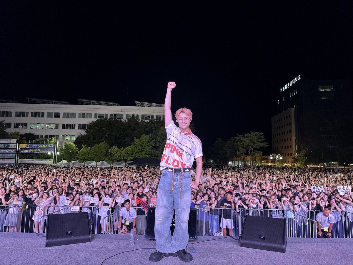 [📷]
250903 가톨릭관동대학교

첫 대학 축제 스케줄도 찢어버린 우즈🎸
라이브도 문제없고,
학생분들과의 소통도 문제없으셨습니다👌
아무튼 대학 선배미 있다...💙

#WOODZ #우즈
