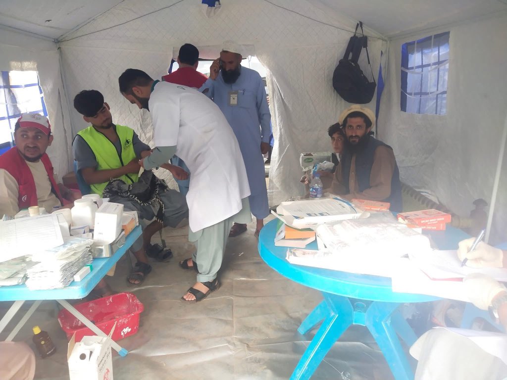 دوی چې ملالې ندي، څه دي!

نن دریمه ورځ ده د روغتیا ډګر دا خویندې د خپلو نورو روغتیاپالانو سره په ګډه د کونړ غمیزه کې په خدمت بوختې دي، دوی د ښځینه زخمیانو تداوي کوي او نارینه ډاکټران بیا د نارینه وو تداوي په مخ وړي، دوی د دیوه ګل په «اندر لچک» سیمه کې موقتي روغتیایي ځای جوړ کړی