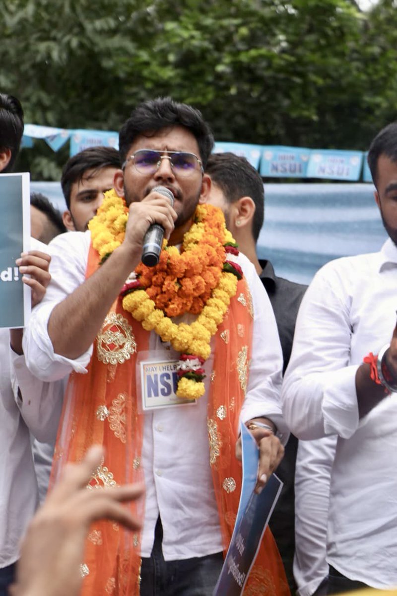 थार (बाड़मेर) के युवा गोपाल चौधरी दिल्ली विश्वविद्यालय छात्रसंघ (DUSU) चुनाव में किस्मत आज़मा रहे हैं। प्रतिष्ठित दिल्ली विश्वविद्यालय के इस चुनाव में राजस्थान के इस छात्र की दावेदारी को लेकर प्रदेशभर के छात्र समुदाय में उत्साह देखा जा रहा है।

गोपाल चौधरी लंबे समय से छात्रहितों