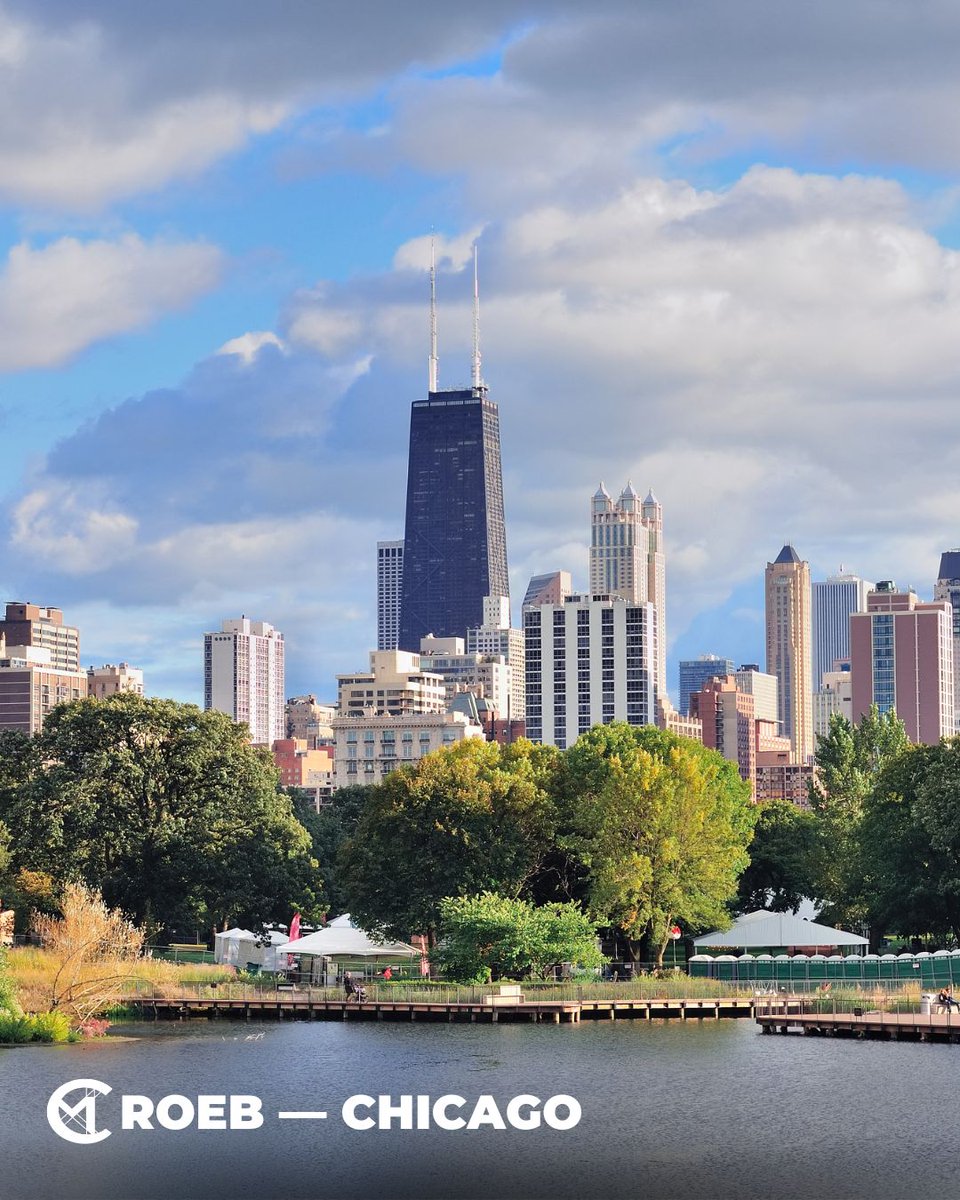 cmroeb's tweet image. 🌊 Lake Michigan or an ocean? I’ll never tell. 😉 🔥 Chicago Winters Are No Joke — 💡 Pro Tip: Dress in Layers! Chicago gets COLD in winter. Bring warm layers, hats, and gloves, especially near the lake. #ChicagoWinter #BundleUp #ColdWeatherTravel #TravelSmart