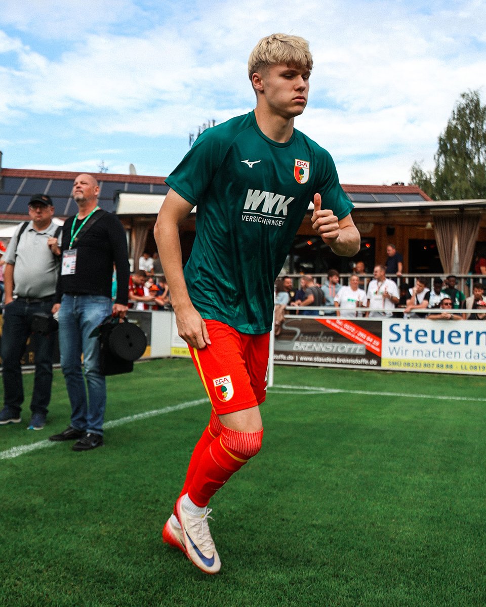 FCAugsburg's tweet photo. Vom Bus in die Kabine und dann aufs Feld! 🔥
👉 Zum Livestream: https://t.co/vhC6PSxHTe
#FCASGF https://t.co/OJynHcmY5F