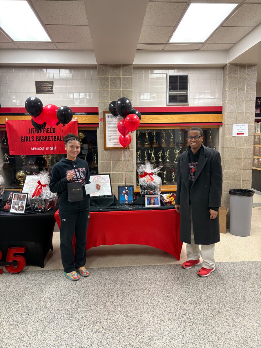 Ethan Poetic inspires 
Nevaeh Ramirez

#ethanpoetic #nevaehramirez #puertoricanwoman #studentathlete #womensbasketball #seniornight #hempfieldhighschool #flowers #pictureinaframe #graduationcard #balloons