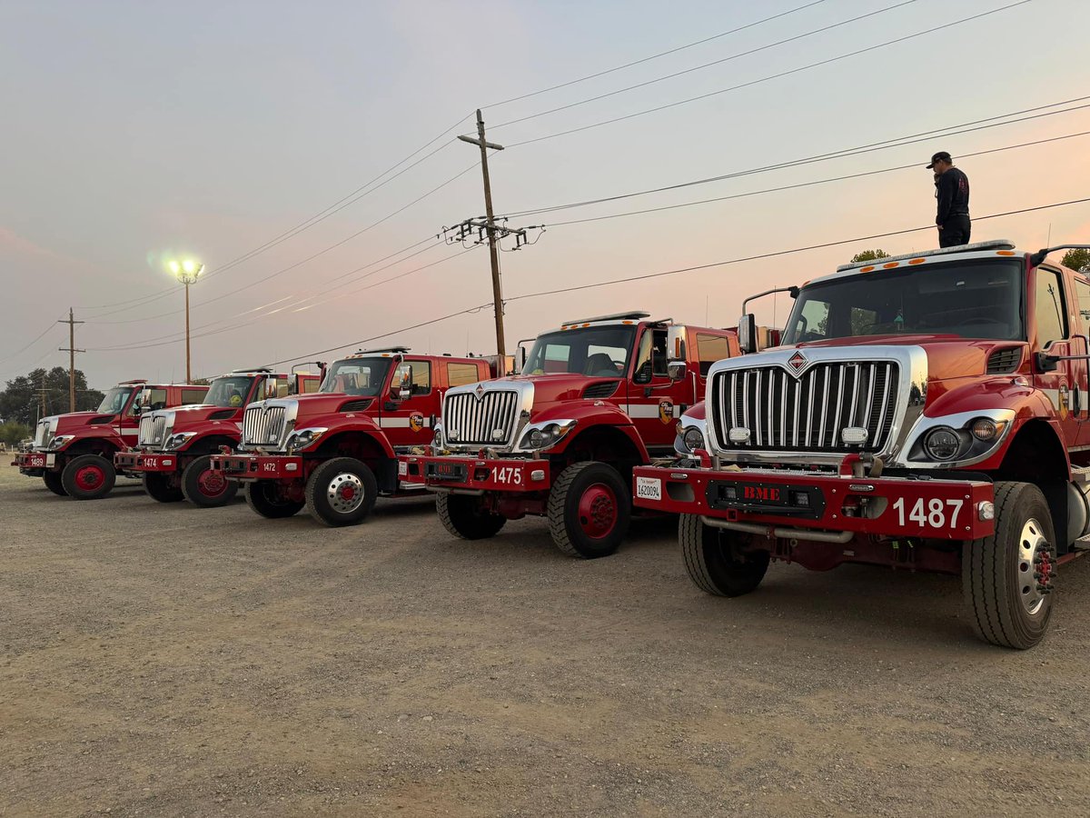 CAL_FIRE's tweet image. What’s a Strike Team? 🚒

A Strike Team is a group of the same type of firefighting resource, all operating under common communications and led by a designated leader. They are mobilized when additional resources are needed and remain together as a unit from the beginning of an…