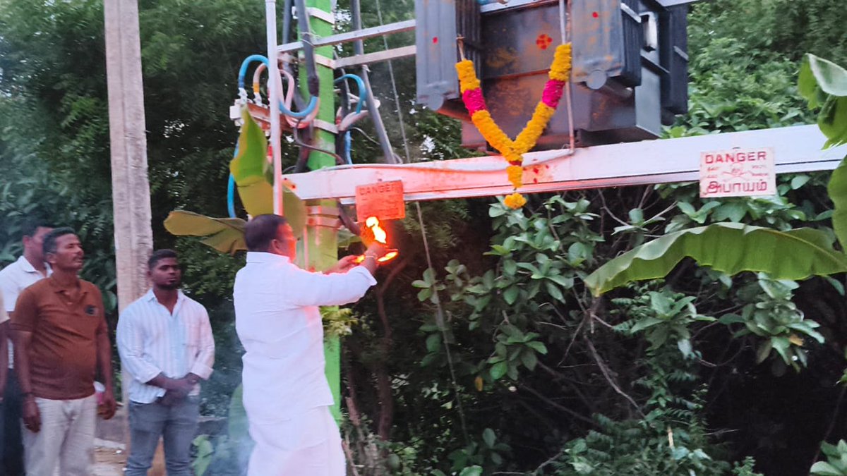 AKSaiJSaravanan's tweet photo. எனது ஊசுடு தொகுதிக்குட்பட்ட அரசூர் தவளபேட் பகுதியில் மின் பற்றாக்குறை போக்கும் விதமாக எனது முயற்சியில் மின்துறை மூலம் ரூ.30  லட்சம் மதிப்பீட்டில் புதிய மின் மாற்றி அமைத்து அதனை பொதுமக்கள் பயன்பாட்டிற்கு அர்ப்பணிக்கும் நிகழ்ச்சியில் கலந்து கொண்டேன்.@BJP4PuneCity @PMOIndia https://t.co/OdHTVrcS2Q