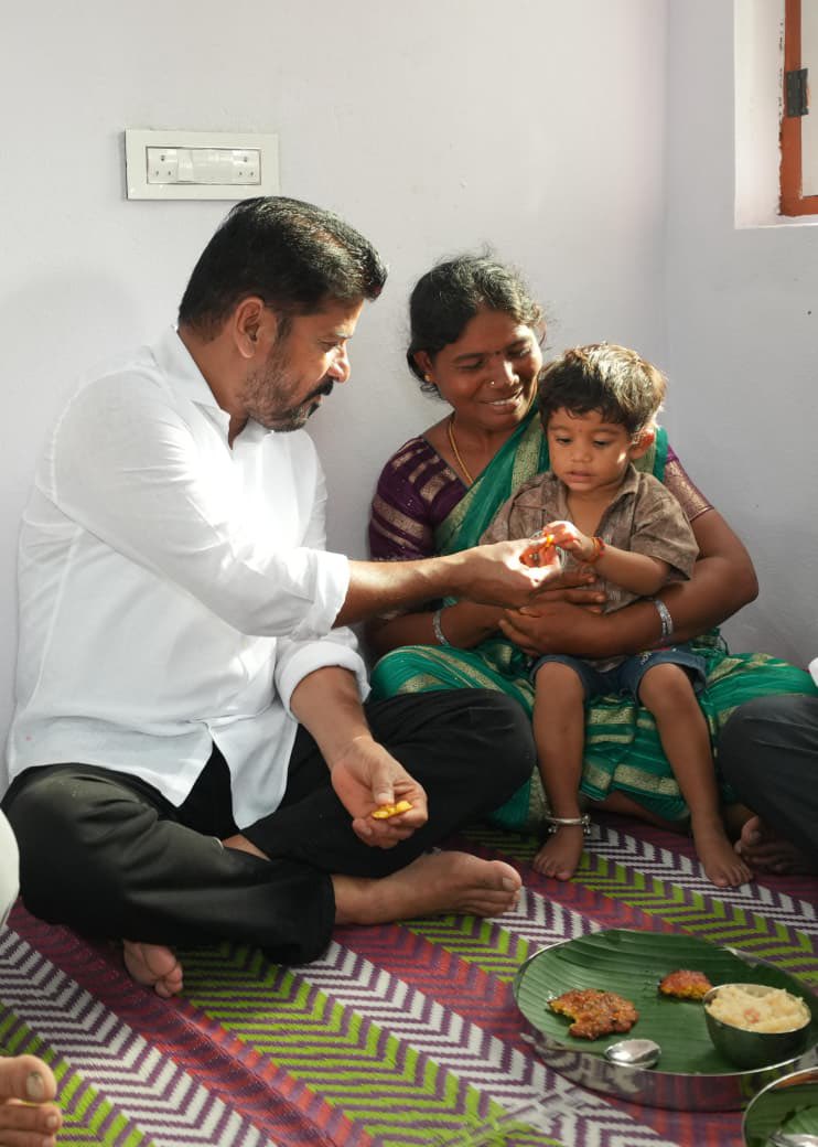 JacobBhoompag's tweet photo. 🏠🏡🏡🏡✨ HCM Sri A @revanth_anumula shares snacks and smiles with the family at Bendalpadu village during their new house warming, reaffirming that governance is about hearts, homes, and hope.✨🏠
#IndirammaIndlu #HouseForAll #HeartsHomesHope #PeopleFirst #CMRevanthReddy #Telangana