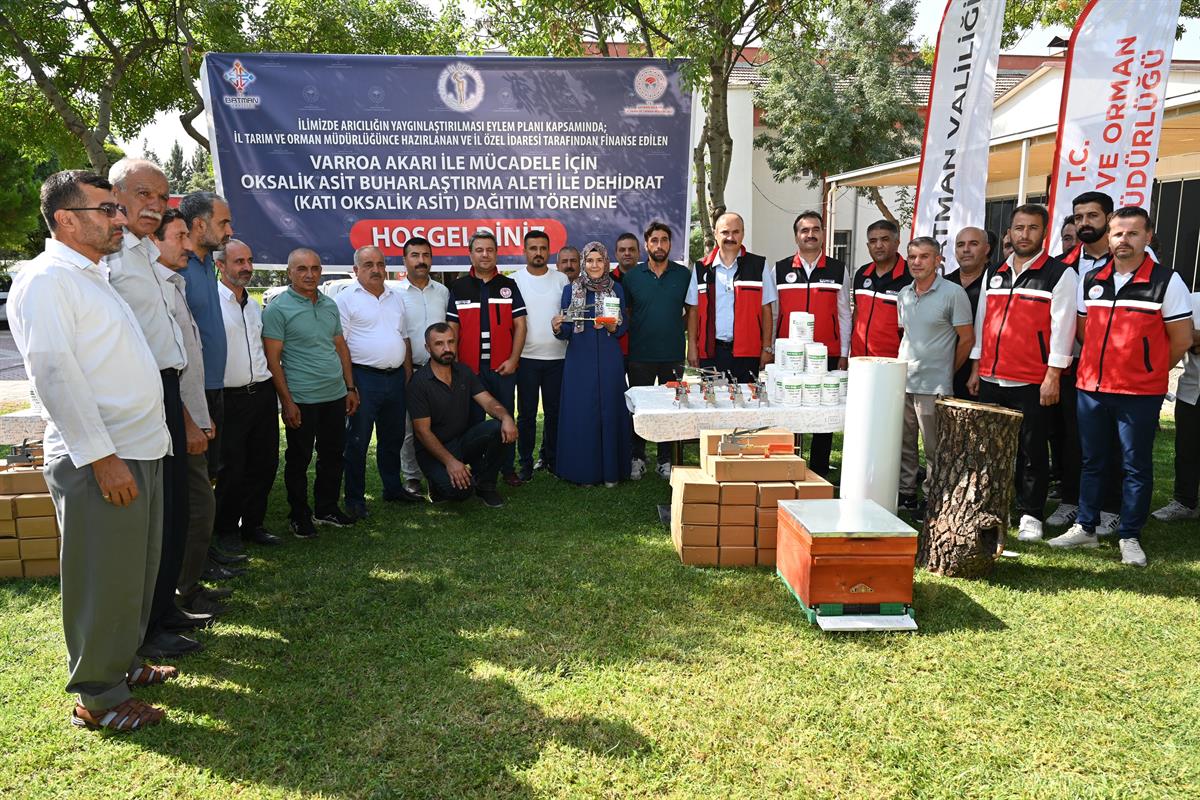 Arıcılığı Geliştirme Projesi kapsamında Valiliğimiz himayelerinde İl Özel İdaresi ile İl Müdürlüğümüz işbirliğiyle 100 arı üreticisine Oksalit Asit Buharlaştırma Makinesi dağıtıldı.

HABER:batman.tarimorman.gov.tr/Haber/696/Aric…
<a href="/TCTarim/">T.C. Tarım ve Orman Bakanlığı</a> <a href="/ibrahimyumakli/">İbrahim Yumaklı</a> 
<a href="/batmanvaliligi/">Batman Valiliği</a>