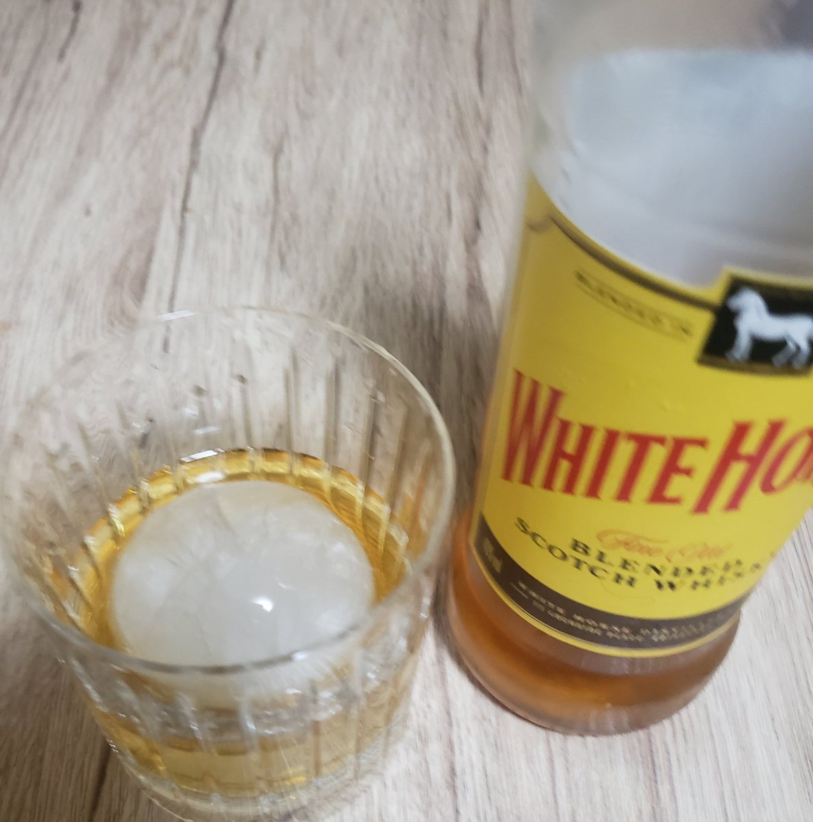 k_ayase02's tweet photo. WHITE HORSE出たからWHITE HORSE飲みますか！
丸い氷にロックで！！
#ダーツ #ダーツライブ
#ダーツ好きと繋がりたい https://t.co/Mu8onk49rq