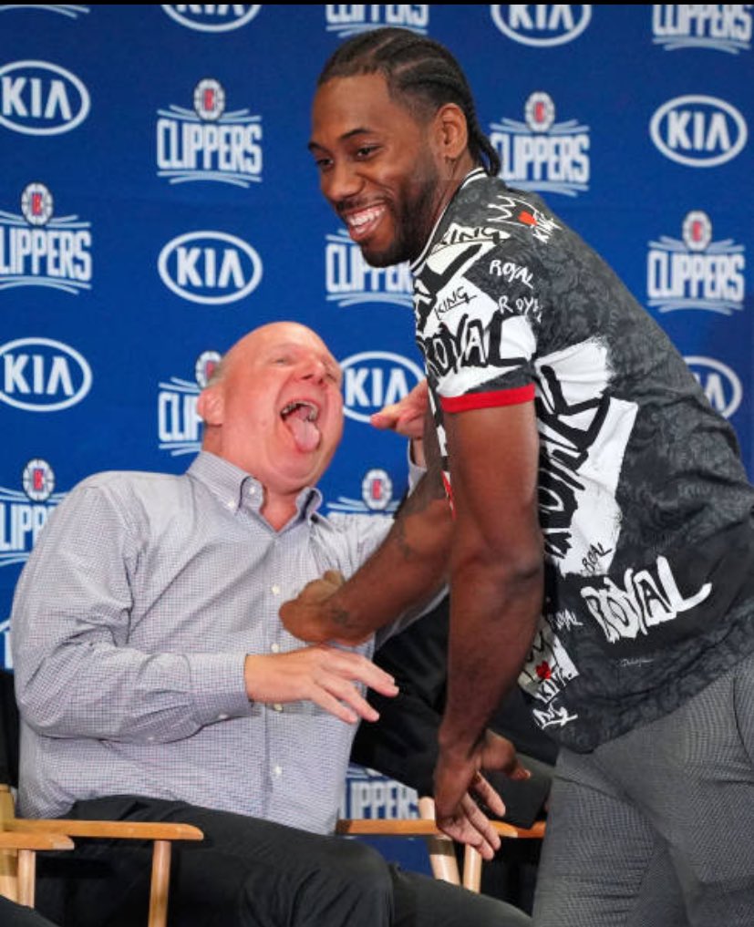 pisounalinha's tweet photo. 🚨🚨🚨🚨🚨🚨🚨

Para tudo.

Separei tudo que encontrei sobre a POLÊMICA do dia.

Kawhi Leonard assinou um acordo de $28M com a empresa Aspiration, que antes disso se tornou PARCEIRA do Clippers através de investimentos de Steve Ballmer.

A suspeita? Burlando o TETO SALARIAL! 👇

- A informação é de @pablofindsout, recém-contratado pelo The Athletic.

- As condições do contrato são no mínimo curiosas. Kawhi poderia vetar qualquer tipo de propaganda que não fosse “consistente com suas crenças”… nenhuma propaganda do ala para com a empresa foi encontrada.

- O acordo seria ROMPIDO caso Kawhi deixasse de ser jogador do Clippers!

- Ballmer investiu $50M na empresa em 2021, enquanto o contrato com Kawhi de $28M foi assinado em 2022… em 2023, a parceria entre franquia e empresa foi anunciada, em acordo que duraria 23 anos rodando por mais de $300M!

- Pouco depois, a empresa teria declarado falência, com o proprietário Joe Sandberg se assumindo culpado em casos de fraude!

- Torre cita que a empresa de plantio de árvores era FRAUDULENTA! 

- Uma fonte anônima deixou claro que estes movimentos eram sobre burlar o teto salarial… Kawhi recebeu alguns descontos contratuais nos últimos anos, o que facilitou a flexibilidade financeira do Clippers.

- Ballmer negou as acusações através dos documentos que Torre teve acesso, dizendo a que o Clippers nunca trabalhou para burlar o teto salarial e de que o proprietário é a franquia nunca tiveram conhecimento de qualquer atividade impropria da Aspiration.

O caso já é tema de polêmica absurda envolvendo o proprietário mais rico e envolvido da NBA, e o superastro.