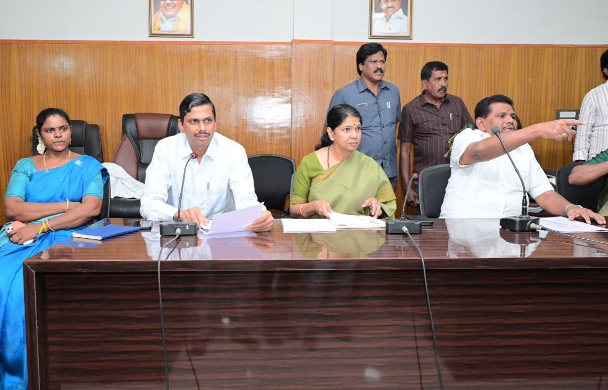 KanimozhiDMK's tweet photo. திருச்செந்தூர் நகராட்சி அலுவலகத்தில் நடைபெற்ற நகராட்சி ஆய்வுக் கூட்டத்தில் பங்கேற்று ஆலோசனைகளை வழங்கினேன்.

உடன் அமைச்சர் திரு. @ARROffice மற்றும் மாவட்ட ஆட்சியர் திரு. இளம்பகவத் உள்ளிட்ட அரசு அதிகாரிகள் பங்கேற்றனர். https://t.co/HTVyIM51VC