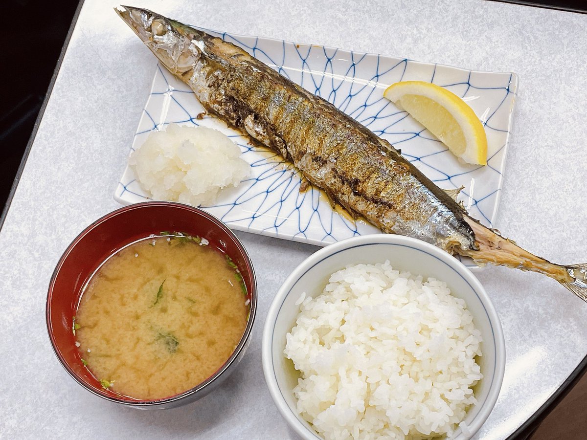 #今日の海鮮丼 🐟
雀荘で海鮮丼が出ることに見慣れてきたそこのあなた❕

秋が旬の秋刀魚定食のご紹介🐟
雀荘で出てくるご飯じゃない😳とお客様から大好評でした🙂‍↕️
本日売り切れ、次回がいつかは分かりませんがあった際は是非注文してください☺️
オススメです〜🐟💞