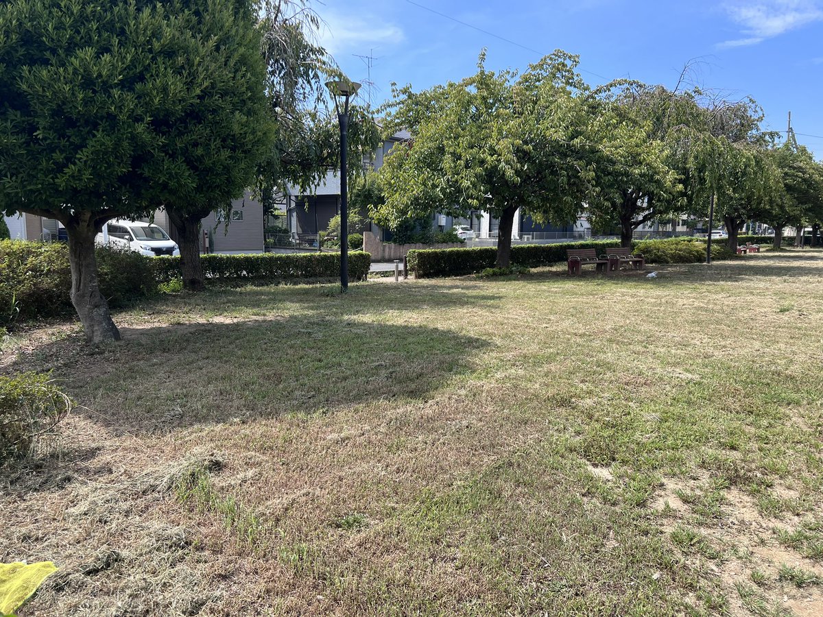 ryuichishindo's tweet photo. 【感謝】

西門前区は市と管理協定は締結していないため、区民による草取りが毎月実施されているが、連日の暑さで草は伸び放題。その為、７.８月の二ヶ月に限って、地域振興公社に公園の草刈りを依頼しております。

暑い中、作業を行っていただいた方に感謝申し上げます。 https://t.co/yCVTFu2Om8