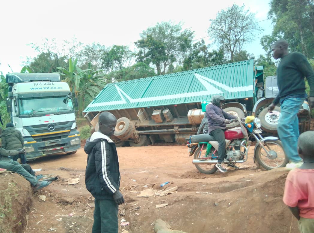 It's nolonger a road but a death trap, upgrade the Nebbi-Goli-Paidha-Padea-Zombo-Zeu-Warr-Vurra 119km road to tarmack no marams. #ZomboRoadsMatter