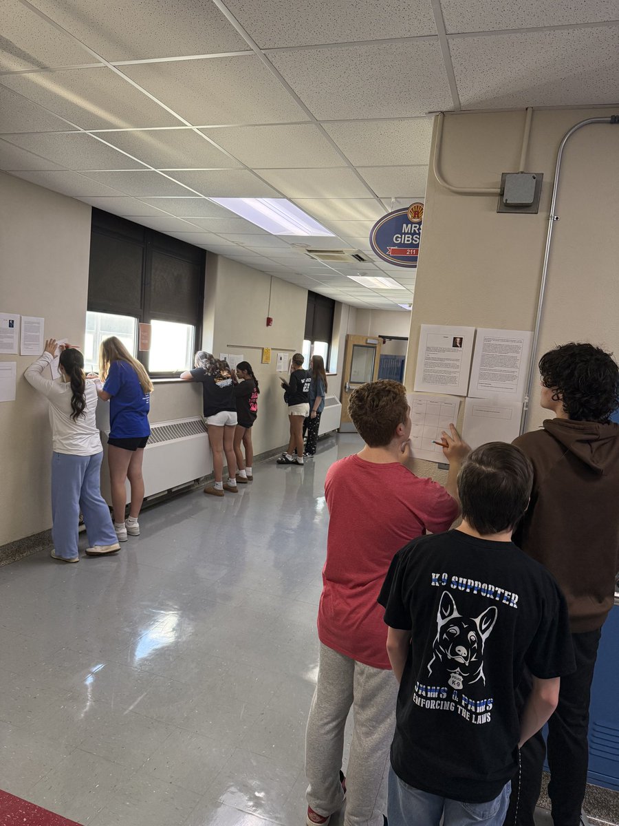 DandurandJason's tweet photo. Students in Government class are participating in a gallery walk &amp; learning about how early political thinkers and their ideas on government influenced our founding fathers and current governmental systems. #GoShells #CommunityOfLearners #civics https://t.co/xdWAFlT5Gh