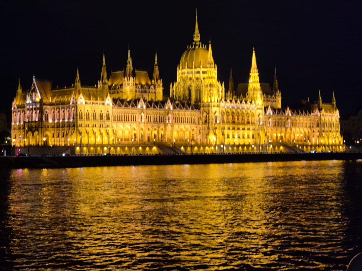El monumento más significativo de Budapest es el Parlamento, de estilo neogótico, con una cúpula central renacentista. Sus dimensiones son impresionantes: 268 m. de largo y 123 de ancho. Comprende 10 patios, 13 montacargas, 27 portones, 29 escaleras y un total de 691 habitaciones