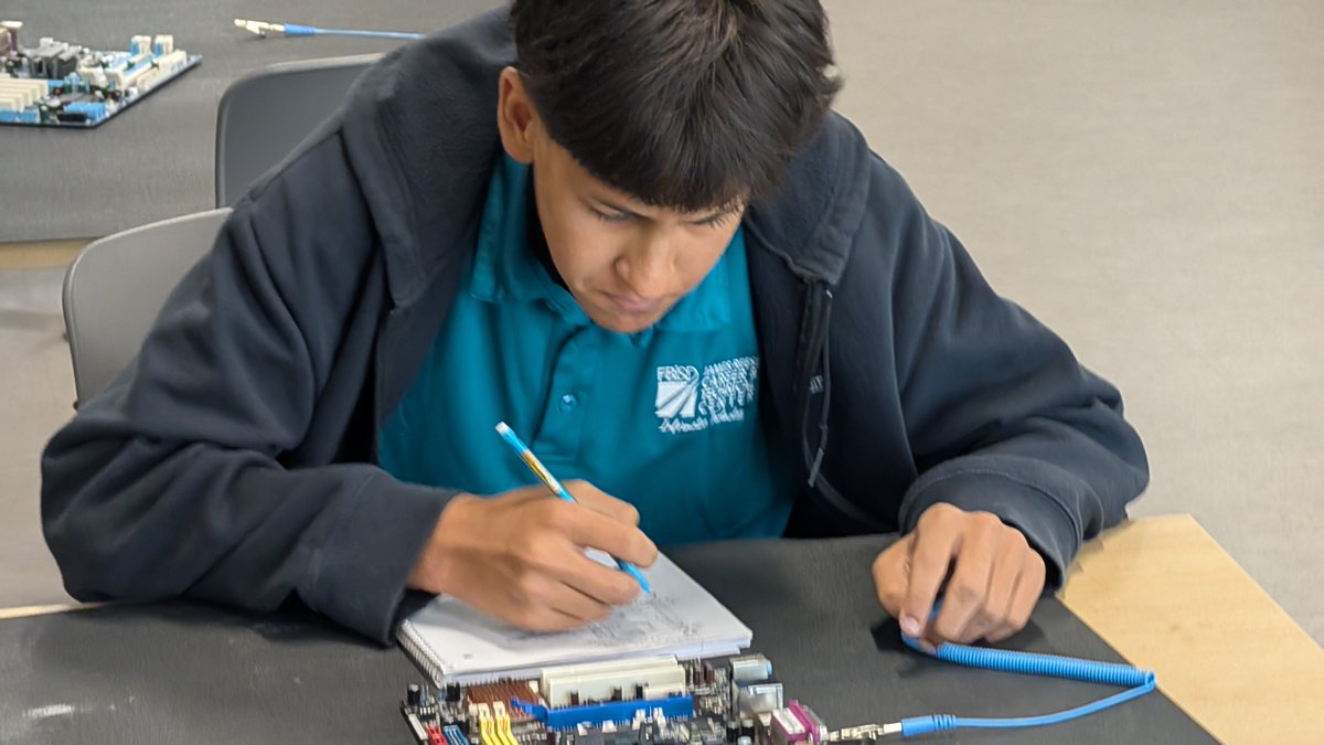 UweMeyer71's tweet photo. Computer Maintenance students @CTEReeseCenter explore PC motherboards and sketch and label them in their notebooks. https://t.co/m34VzdKxJK
