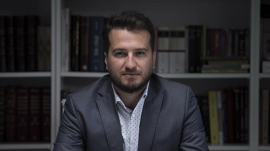 Kıymetli kardeşimiz, gönüldaşımız Mehmet Bozdağ’ın kıymetli babası İlhan Bozdağ Amcamıza Allah’tan rahmet diliyoruz…
En civan çağlarından itibaren tanıdığımız oğlu, imanla, cevherle, edeple doluydu ve hep de öyle kaldı. Bütün bunları biiznillah, İlhan Amcamız doldurdu…
Bu