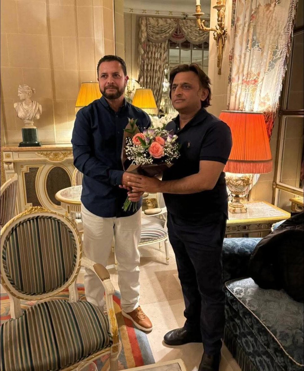 इधर लखनऊ में कार्यकर्ता लाल टोपी लगा के लाठी खा रहे हैं।
उधर लंदन में भईया जी कोट और टोपी उतार के बोटी खा रहे हैं 😂😂