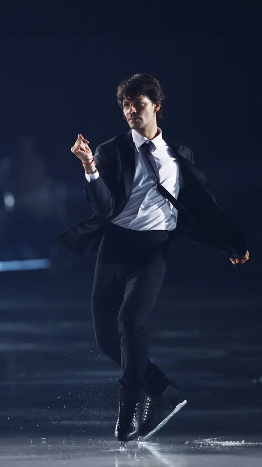 joiogjoe's tweet photo. (slowly) catching up on summer shows and still can’t get over this tux look from faoi https://t.co/T4sgF34Oy0