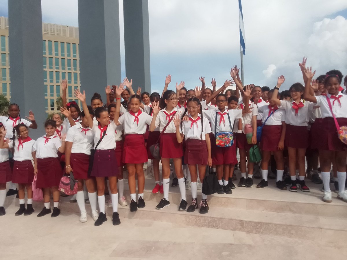 YanetSanchezDi1's tweet photo. Hoy la Tribuna ANTIMPERIALISTA, alegre, feliz y patriótica recibe a 60 estudiantes de EP Orlando Pantoja, con 6 de sus maestros e interpretaron que morir por la Patria es Vivir.@cubadebatecu,@DiazCanelB ,@IzquierdoAlons1 ,@DirectEducaHab,@YanetHzP,@Roilancu1,@mora_aly ,@YolivanC https://t.co/nmZVxWuDwe