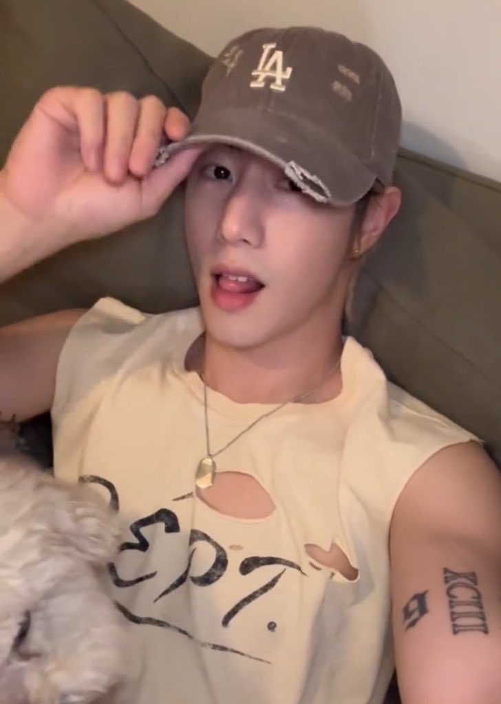 วันเกิดมาร์คปีนี้มีของมาแจกค่า 🎂

ㅡ หมวก MLB LA 1 ใบ 

❣️ กติกา ; เมนชั่นเล่าความประทับใจ หรือ มาชอบมาร์คได้ยังไง แล้วติดแท๊กด้วยน้า (ใครเขินอวดรูปมาร์คที่ชอบมา 2 รูปก็ได้😂) ติดแท๊กด้วยนะค้าเดี๋ยวสุ่มแล้วแท๊กหาค่า 

HAPPY BIRTHDAY MARK TUAN
#BackInSeptemberWithMarkTuan