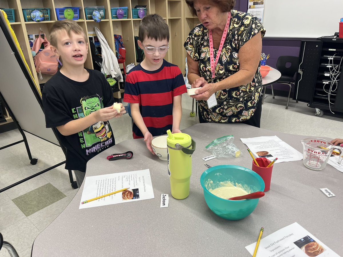 HFLManor's tweet image. Chess, pancakes and Jeopardy… all before noon! #firstdayofschool #WeAreHFL